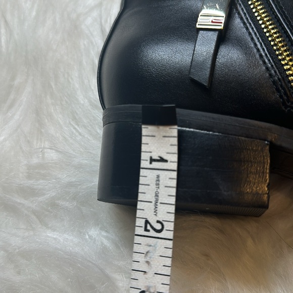 - NWOT Tommy Hilfiger Wright Booties - Picture 6 of 7